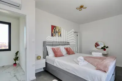 POTPUNO OPREMLJENA VILA, PRIVLAKA (464 m²) - 17