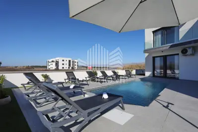 POTPUNO OPREMLJENA VILA, PRIVLAKA (464 m²) - 2