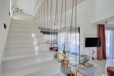 POTPUNO OPREMLJENA VILA, PRIVLAKA (464 m²) - 16
