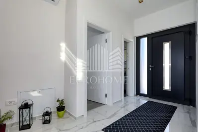 POTPUNO OPREMLJENA VILA, PRIVLAKA (464 m²) - 7