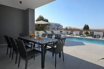 POTPUNO OPREMLJENA VILA, PRIVLAKA (464 m²) - 4