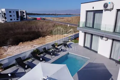 POTPUNO OPREMLJENA VILA, PRIVLAKA (464 m²) - 3
