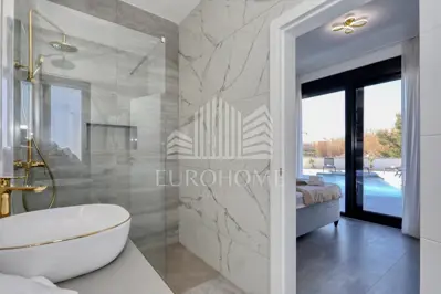 POTPUNO OPREMLJENA VILA, PRIVLAKA (464 m²) - 22