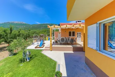 Kaštel Lukšić, kuća s 2 stana i bazenom, prodaja - 8