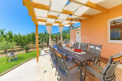 Kaštel Lukšić, kuća s 2 stana i bazenom, prodaja - 7
