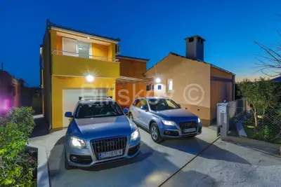 Kaštel Lukšić, kuća s 2 stana i bazenom, prodaja - 4