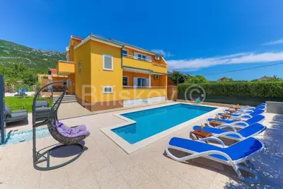 Kaštel Lukšić, kuća s 2 stana i bazenom, prodaja - 2