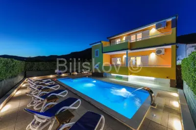 Kaštel Lukšić, kuća s 2 stana i bazenom, prodaja - 5