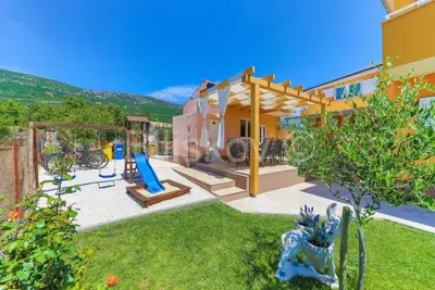 Kaštel Lukšić, kuća s 2 stana i bazenom, prodaja - 9
