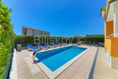 Kaštel Lukšić, kuća s 2 stana i bazenom, prodaja - 3