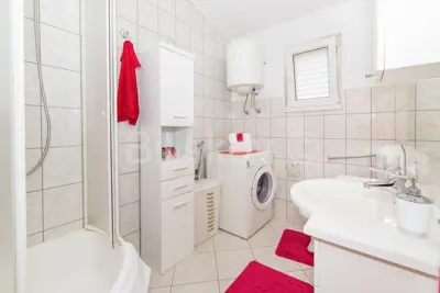 Kaštel Lukšić, kuća s 2 stana i bazenom, prodaja - 16