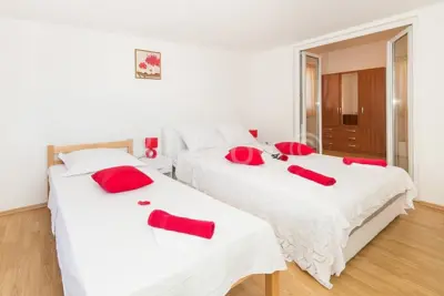 Kaštel Lukšić, kuća s 2 stana i bazenom, prodaja - 18