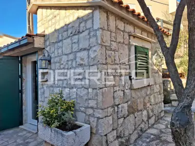 Kuća u Omišu, 5 apartmana i uhodan turizam - 7