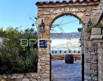 Kuća u Omišu, 5 apartmana i uhodan turizam - 13