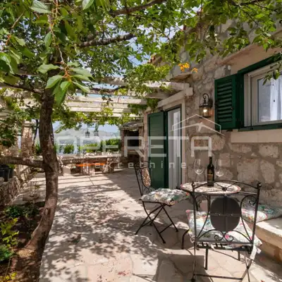 Kuća u Omišu, 5 apartmana i uhodan turizam - 3
