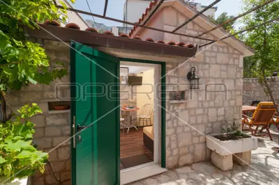 Kuća u Omišu, 5 apartmana i uhodan turizam - 11