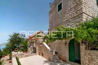 Kuća u Omišu, 5 apartmana i uhodan turizam