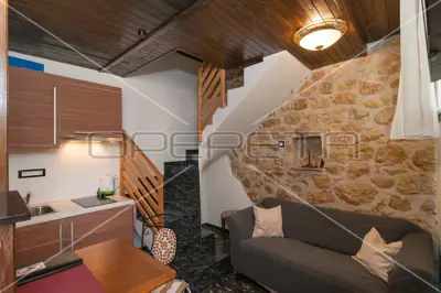 Kuća u Omišu, 5 apartmana i uhodan turizam - 18