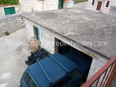 Posjed 1.660 m², Otok Brač - centar mjesta i ograđeno dvorište - 12