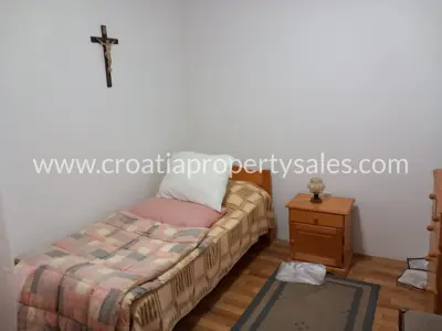 Posjed 1.660 m², Otok Brač - centar mjesta i ograđeno dvorište - 8