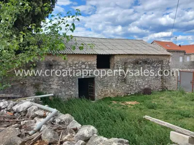 Posjed 1.660 m², Otok Brač - centar mjesta i ograđeno dvorište - 6