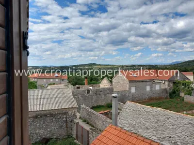 Posjed 1.660 m², Otok Brač - centar mjesta i ograđeno dvorište - 3