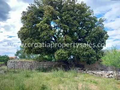Posjed 1.660 m², Otok Brač - centar mjesta i ograđeno dvorište - 4