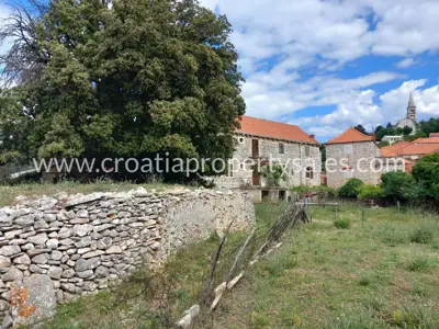 Posjed 1.660 m², Otok Brač - centar mjesta i ograđeno dvorište - 5