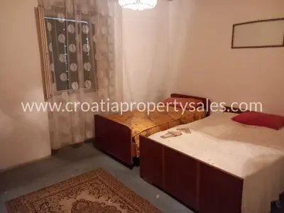 Posjed 1.660 m², Otok Brač - centar mjesta i ograđeno dvorište - 14