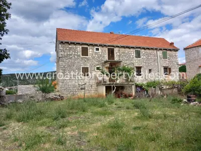 Grundstück 1.660 m², Otok Brač - Ortszentrum und eingezäunter Hof