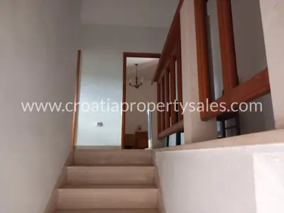 Posjed 1.660 m², Otok Brač - centar mjesta i ograđeno dvorište - 11