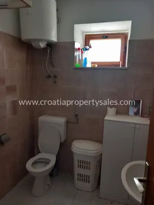 Posjed 1.660 m², Otok Brač - centar mjesta i ograđeno dvorište - 9