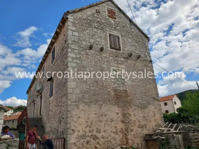 Posjed 1.660 m², Otok Brač - centar mjesta i ograđeno dvorište - 2