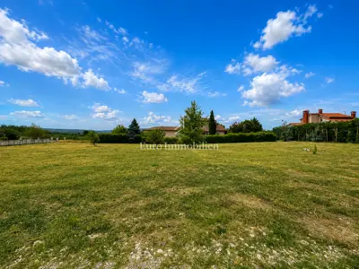 Građevinsko zemljište 1.826 m² – okolica Labina