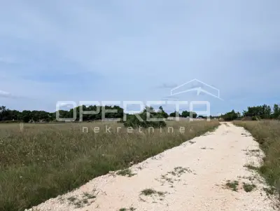 Poljoprivredno zemljište Jadreški- 553 m²! - 5