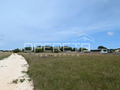 Poljoprivredno zemljište Jadreški- 553 m²!