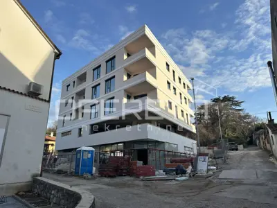 Gewerbefläche 336 m², Kraljevica, Schaufenster im Erdgeschoss