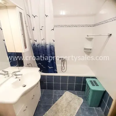 Haus in Trogir, erste Reihe zum Meer auf einer ruhigen Insel - 8