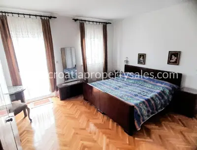 Haus in Trogir, erste Reihe zum Meer auf einer ruhigen Insel - 2
