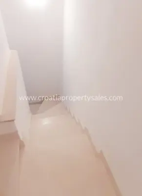 Haus in Trogir, erste Reihe zum Meer auf einer ruhigen Insel - 5