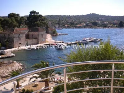 Haus in Trogir, erste Reihe zum Meer auf einer ruhigen Insel - 9