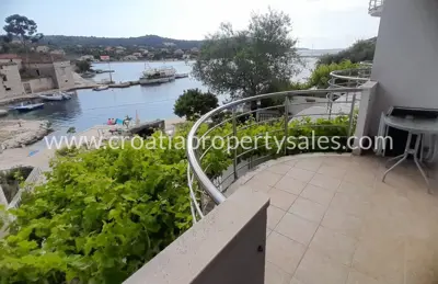 Kuća u Trogiru, prvi red do mora na mirnom otoku