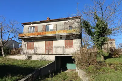 Kuća za adaptaciju na super lokaciji u Labinu