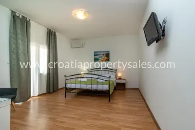 Kamena kuća u Trogiru, centar, 3 etaže i 13 apartmana - 10