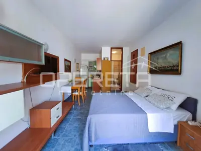 Top-Investition in Dalmatien: 4 Apartments + Hof + Projekt - 50 m vom Meer - 16