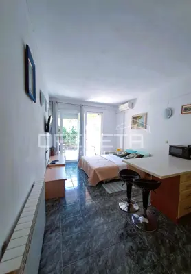 Top-Investition in Dalmatien: 4 Apartments + Hof + Projekt - 50 m vom Meer - 14