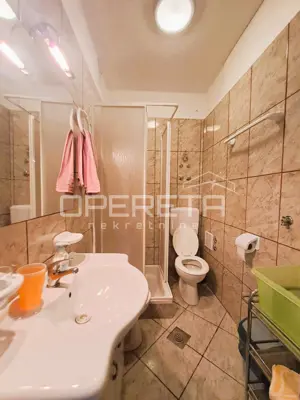Top-Investition in Dalmatien: 4 Apartments + Hof + Projekt - 50 m vom Meer - 20
