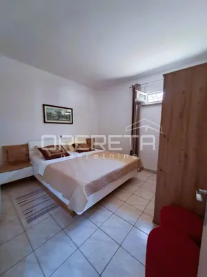 Top-Investition in Dalmatien: 4 Apartments + Hof + Projekt - 50 m vom Meer - 18