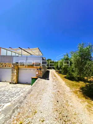 Top-Investition in Dalmatien: 4 Apartments + Hof + Projekt - 50 m vom Meer - 6