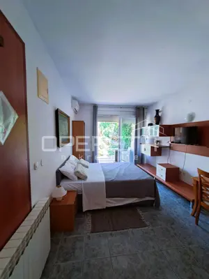 Top-Investition in Dalmatien: 4 Apartments + Hof + Projekt - 50 m vom Meer - 15